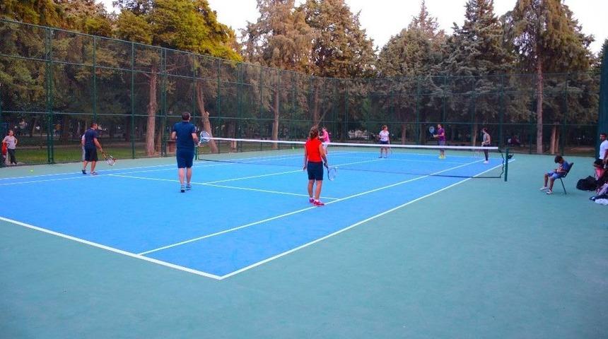 Torbalı’da Ücretsiz Tenis Kursuna Yoğun İlgi