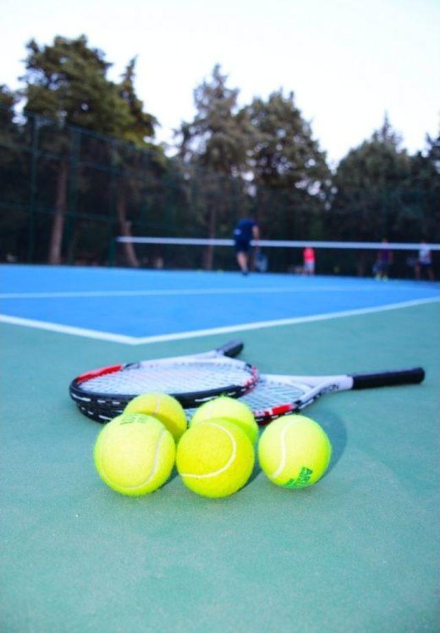 Torbalı’da Ücretsiz Tenis Kursuna Yoğun İlgi