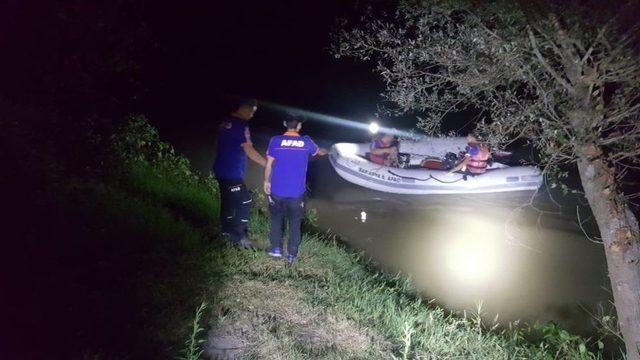 Sakarya Nehri’ne Düşen Genç Suda Kayboldu