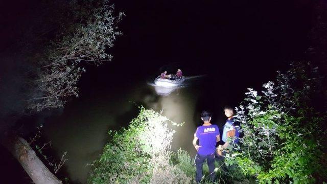 Sakarya Nehri’ne Düşen Genç Suda Kayboldu