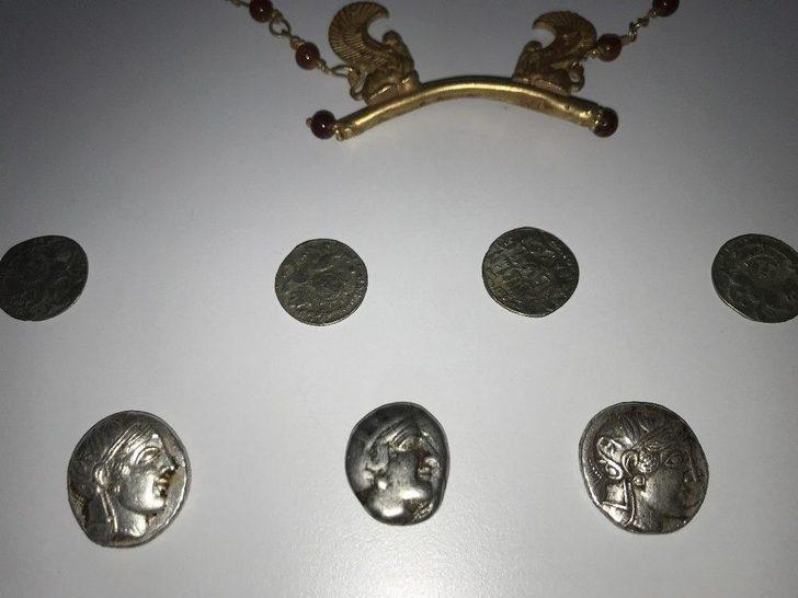 İstanbul’da Tarihi Eser Operasyonunda El Yazması 2 Kuran Ele Geçirildi G3