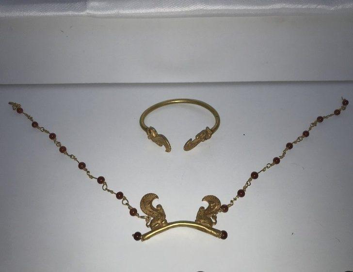 İstanbul’da Tarihi Eser Operasyonunda El Yazması 2 Kuran Ele Geçirildi G4