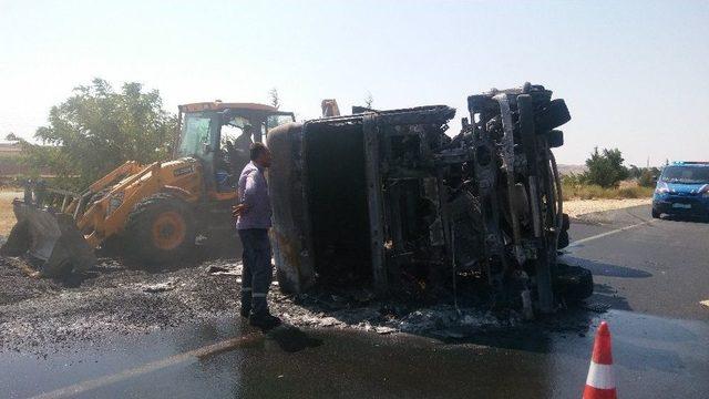 Kaza Sonrası Alev Alan Asfalt Kamyonundaki Yangın Söndürüldü