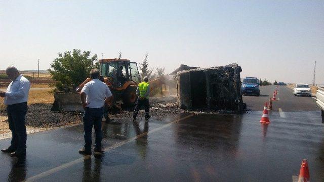 Kaza Sonrası Alev Alan Asfalt Kamyonundaki Yangın Söndürüldü