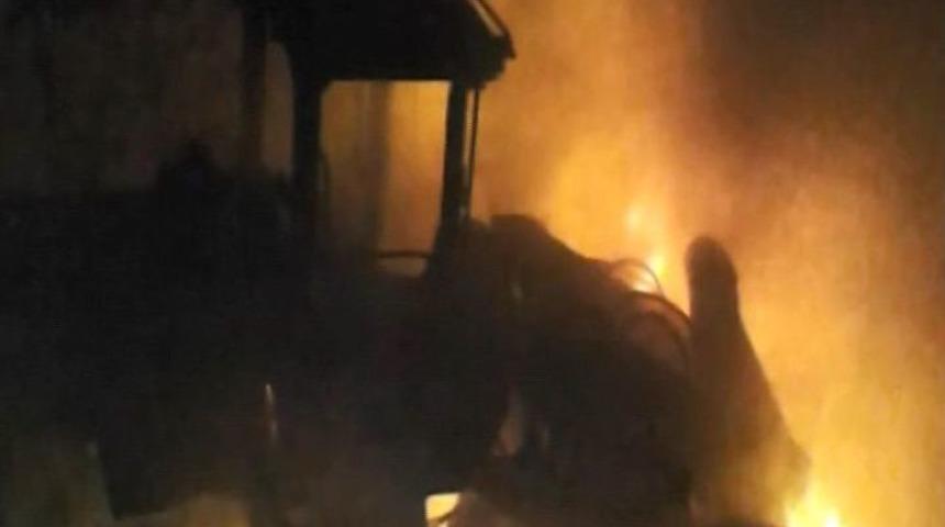 Pkk, 4&rsquo;&uuml; İş Makinesi 13 Aracı Ateşe Verdi, Olay Yerine Giden Zırhlı Aracın Ge&ccedil;işi Sırasında Yola D&ouml;şenen Eyp Patlatıldı, 2 Asker Yaralandı