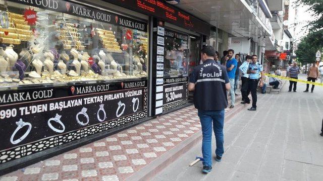 &Ccedil;eki&ccedil;li Hırsız, Ger&ccedil;ek Sandığı Sahte Altınları &Ccedil;aldı 1