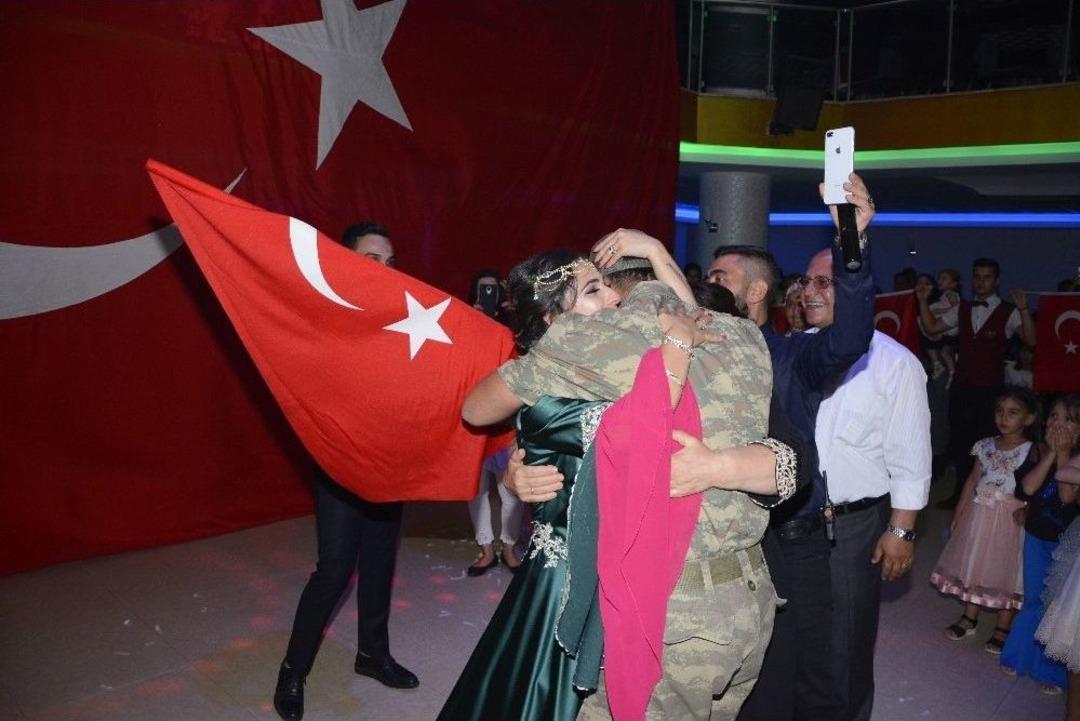 Askerden Ablasına Kına Gecesi S&uuml;rprizi