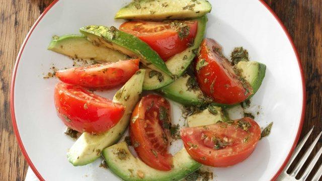 Domates ve Avokado Salatası