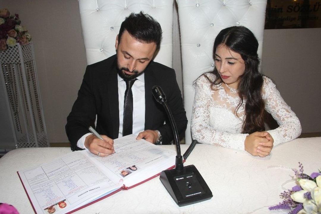 Komiser Yardımcısı Ve Eşine Nikahta Kelep&ccedil;e Takıldı