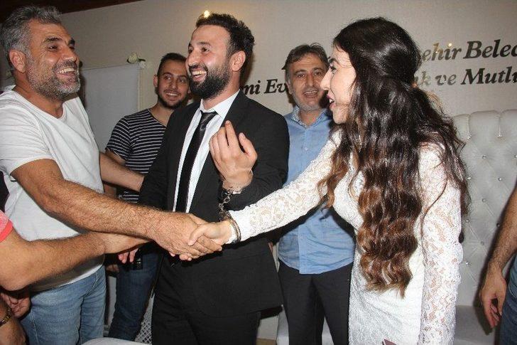 Komiser Yardımcısı Ve Eşine Nikahta Kelepçe Takıldı G5