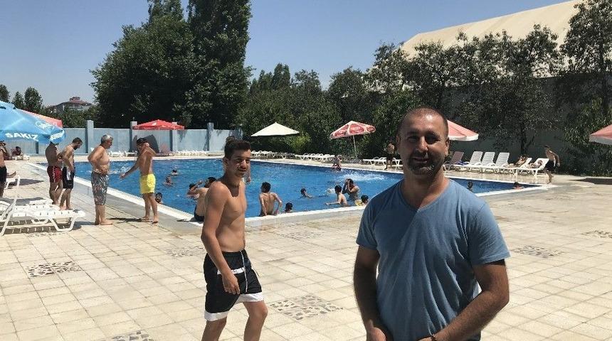 Iğdırlılar Sıcaktan Havuzlara Akın Etti
