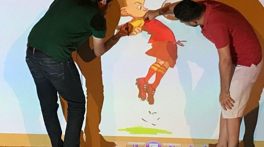 İdealist &Ouml;ğretmen Okula Rengarenk Bir G&ouml;r&uuml;n&uuml;m Kazandırdı