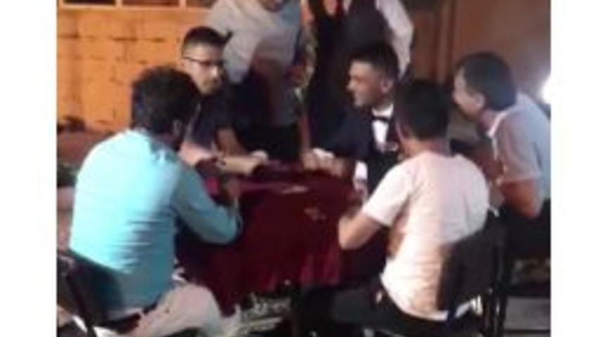 D&uuml;ğ&uuml;n Konvoyunun &Ouml;n&uuml;n&uuml; Masayla Kesip, Damada Kağıt Oyunu Oynattılar