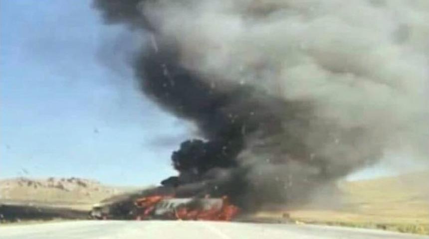 Doğubayazıt&rsquo;ta Pkk&rsquo;lı Ter&ouml;ristler 4 Aracı Ateşe Verdi