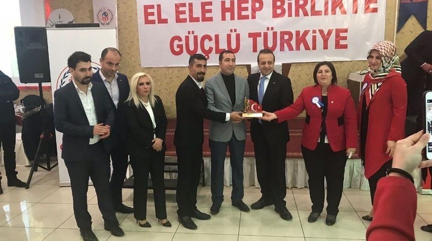 Eski Bakan Egemen Bağış&rsquo;tan Başkan Kahrman&rsquo;a Plaket