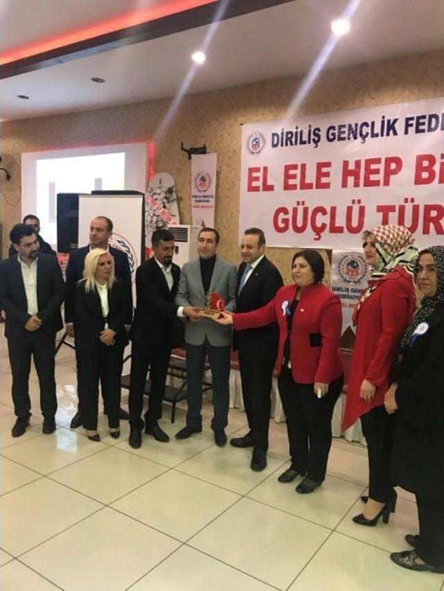 Eski Bakan Egemen Bağış’tan Başkan Kahrman’a Plaket