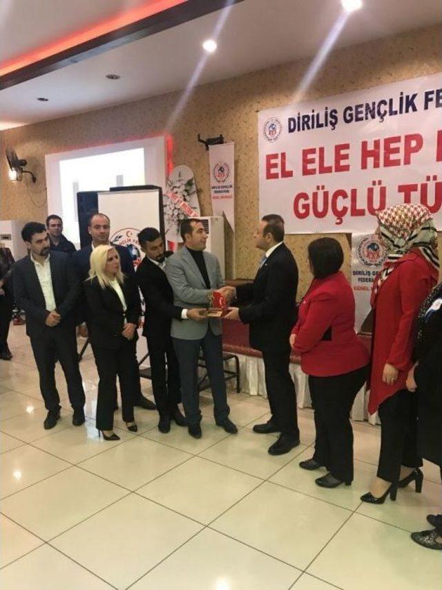 Eski Bakan Egemen Bağış’tan Başkan Kahrman’a Plaket