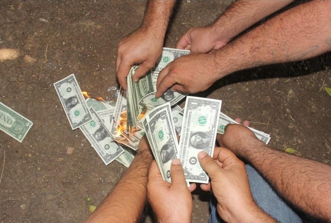 Adanalılar İphon&rsquo;u Boykot Etti, Dolar Yaktı