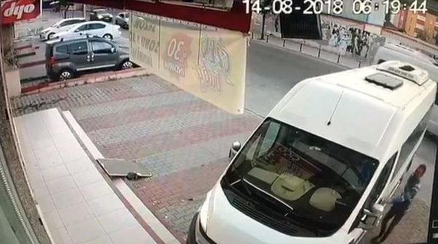 (&ouml;zel) Kapıyı A&ccedil;tı, Servis Şof&ouml;r&uuml;n&uuml; Vurdu, Yoluna Devam Etti