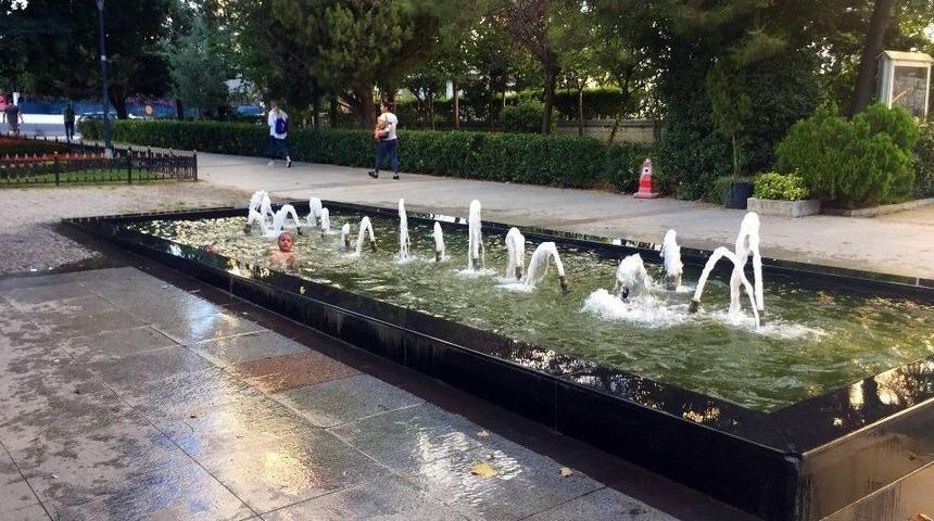 (&ouml;zel) &Ccedil;ocukların S&uuml;s Havuzundaki Tehlikeli Oyunu Kamerada