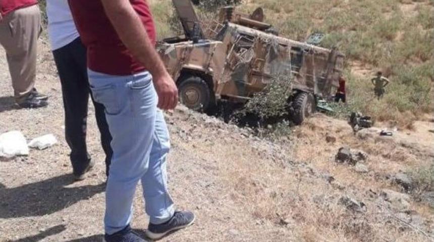 Askeri Ara&ccedil; Devrildi: 2 Şehit, 7 Yaralı