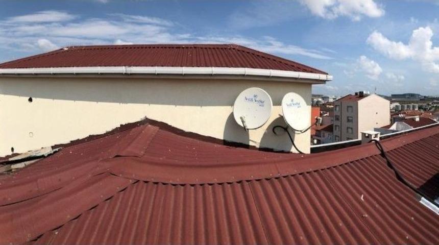 K&uuml;&ccedil;&uuml;k Kızı, Oyuncak Almak İ&ccedil;in &Ccedil;atıya &Ccedil;ıkarmışlar