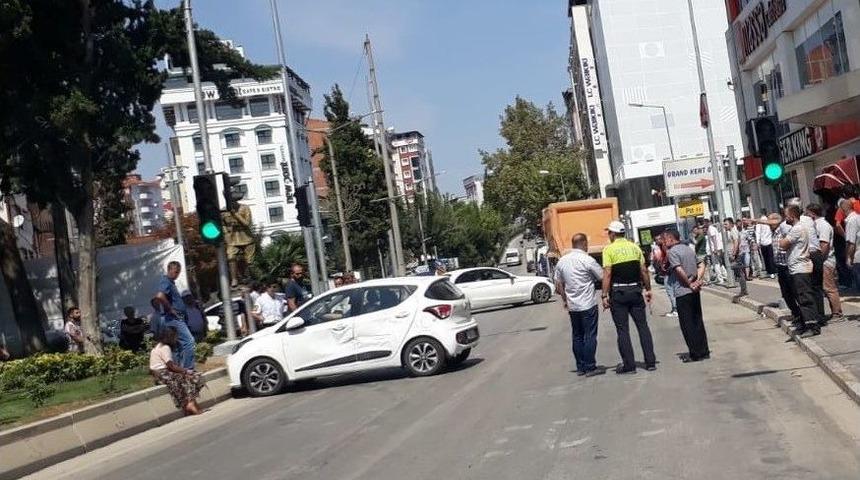 Kamyon İle Otomobil &Ccedil;arpıştı