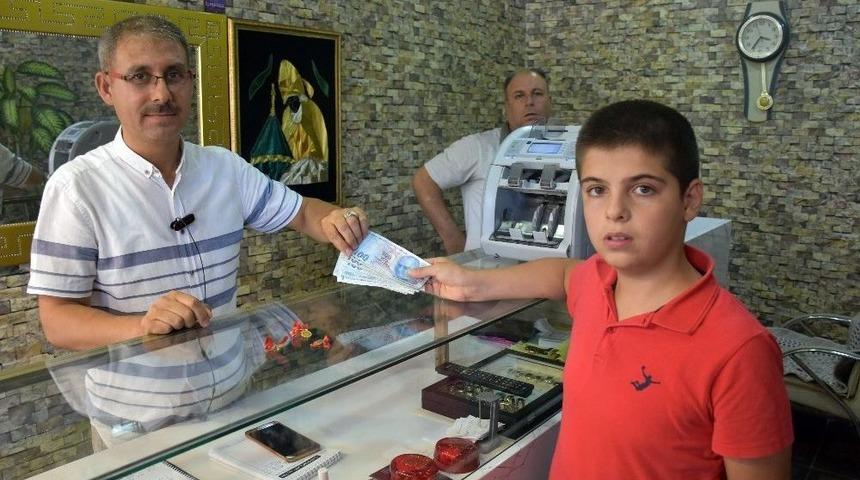 Ortaokul &Ouml;ğrencisi Biriktirdiği Har&ccedil;lıklarıyla Aldığı Altını Bozdurdu