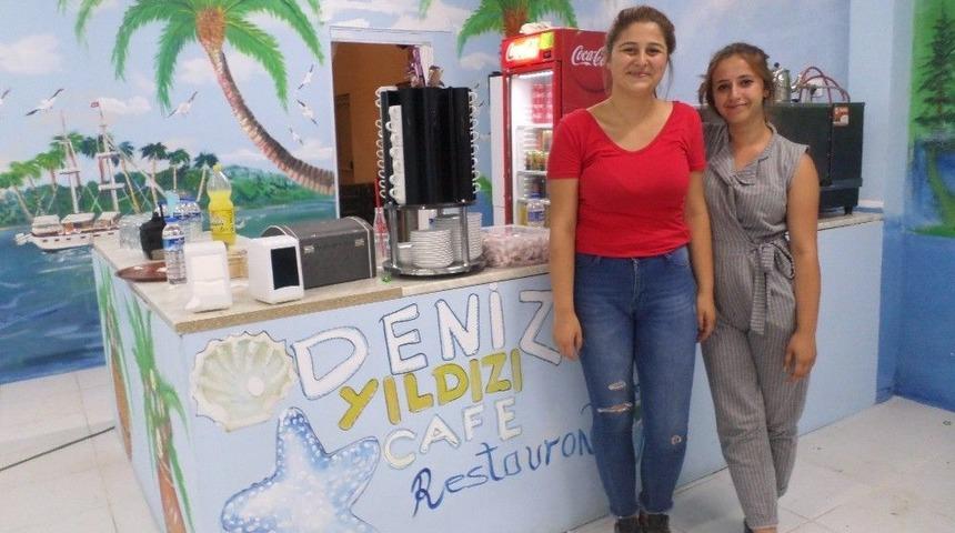 Ressam Helvacı Kafelerin Duvarlarını S&uuml;slemeye Devam Ediyor