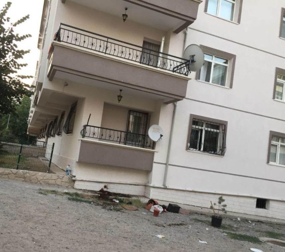 Bı&ccedil;akladığı Karısını Balkondan Attı, Yetmedi &Uuml;zerine Saksı Fırlattı