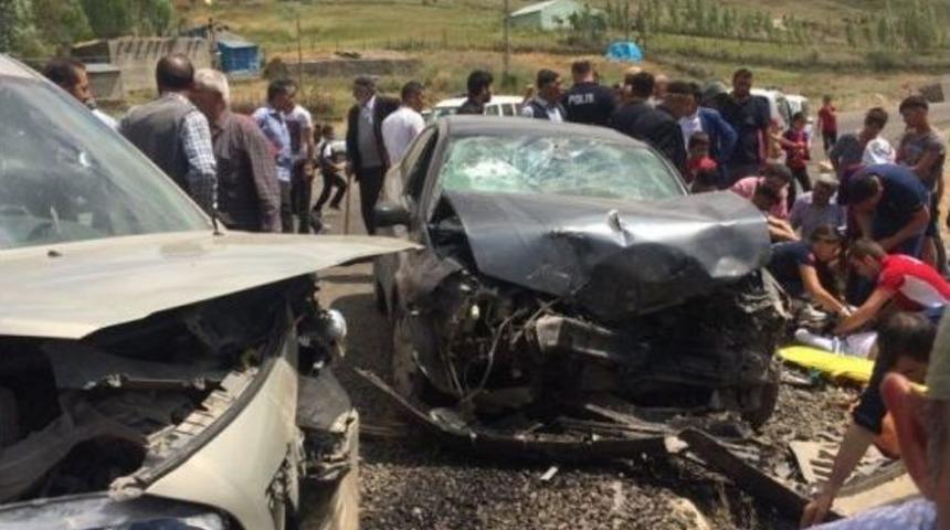Tekman&rsquo;da Otomobiller Kafa Kafaya &Ccedil;arpıştı: 12 Yaralı