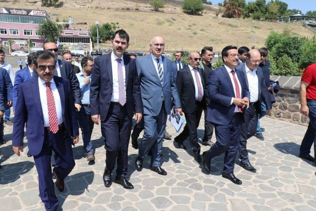 Bakan Kurum: &ldquo;&ccedil;ukur Ter&ouml;r&uuml;nde Canlarını Veren Şehitlerimizin Olduğu Alanları Gezdik&rdquo;