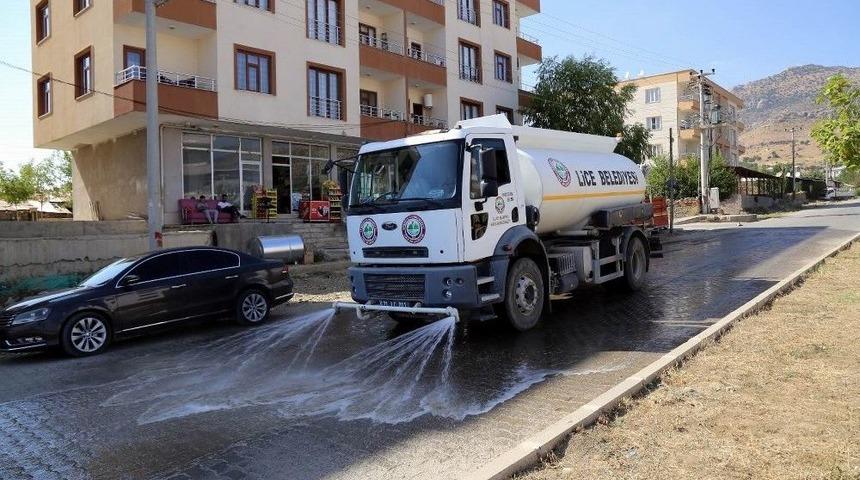 Lice Belediyesinden Yol Yıkama &Ccedil;alışması
