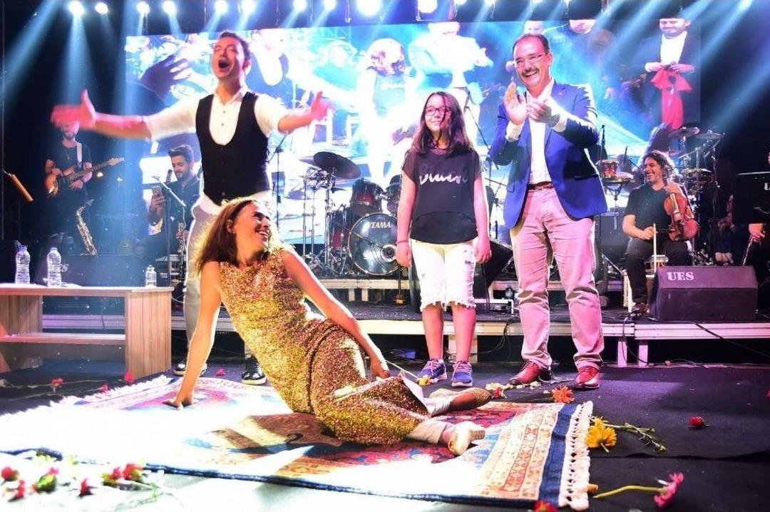 Yıldız Tilbe Sahnede Hediye Edilen Halının &Uuml;zerine Yattı