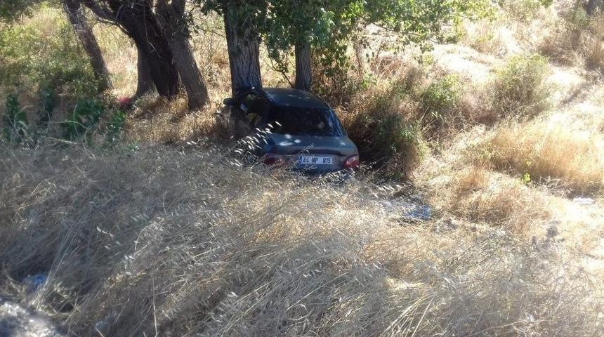 Otomobil Ağaca &Ccedil;arptı: 3 Yaralı