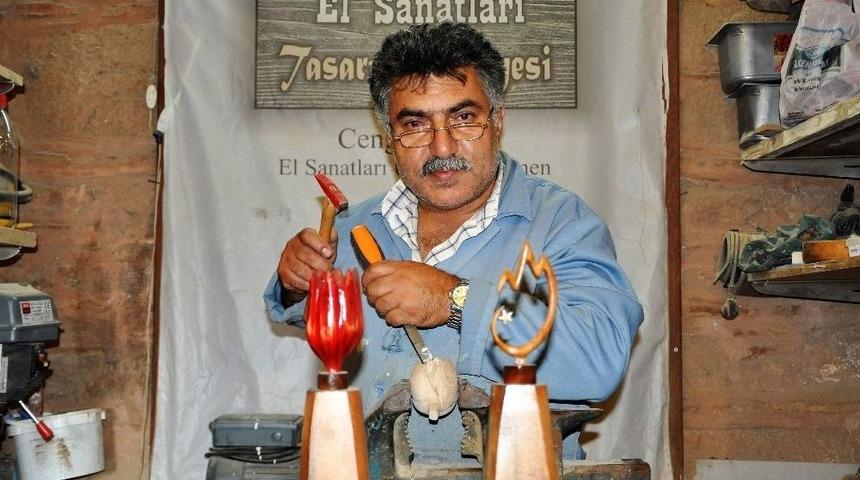 Atık Tahta Par&ccedil;alarından &rsquo;manisa Lalesi&rsquo; Yapıyor