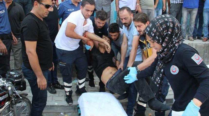 Motosikletteki Gence Otomobilden Ateş Açıldı