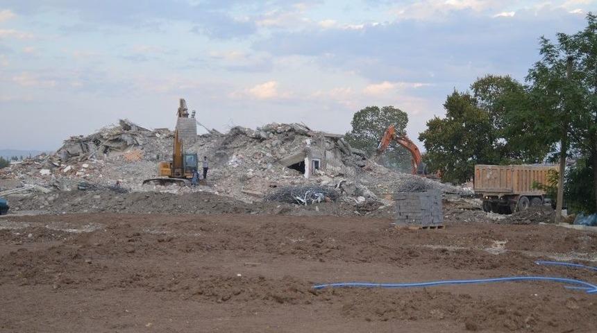 Ağrı’da Belediye Binasının Yıkımı Tamamlandı
