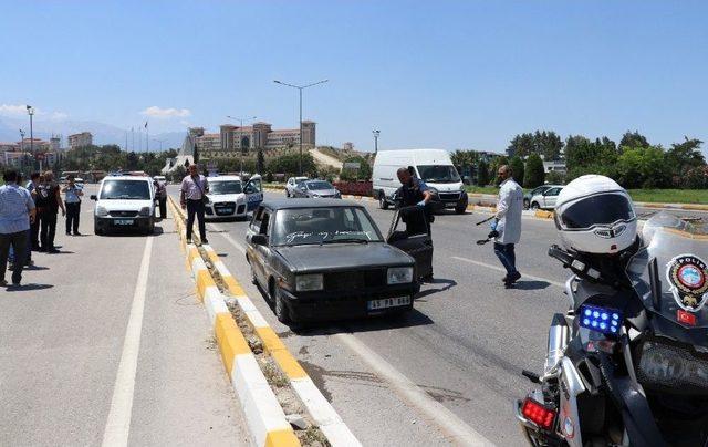 ‘dur’ İhtarına Uymayarak Kaçan Otomobil Lastiklerini Patlatılarak Durduruldu