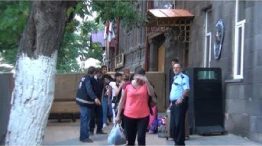 Kars&rsquo;ta 31 Yabancı Uyruklu Kadın Sınır Dışı Edildi