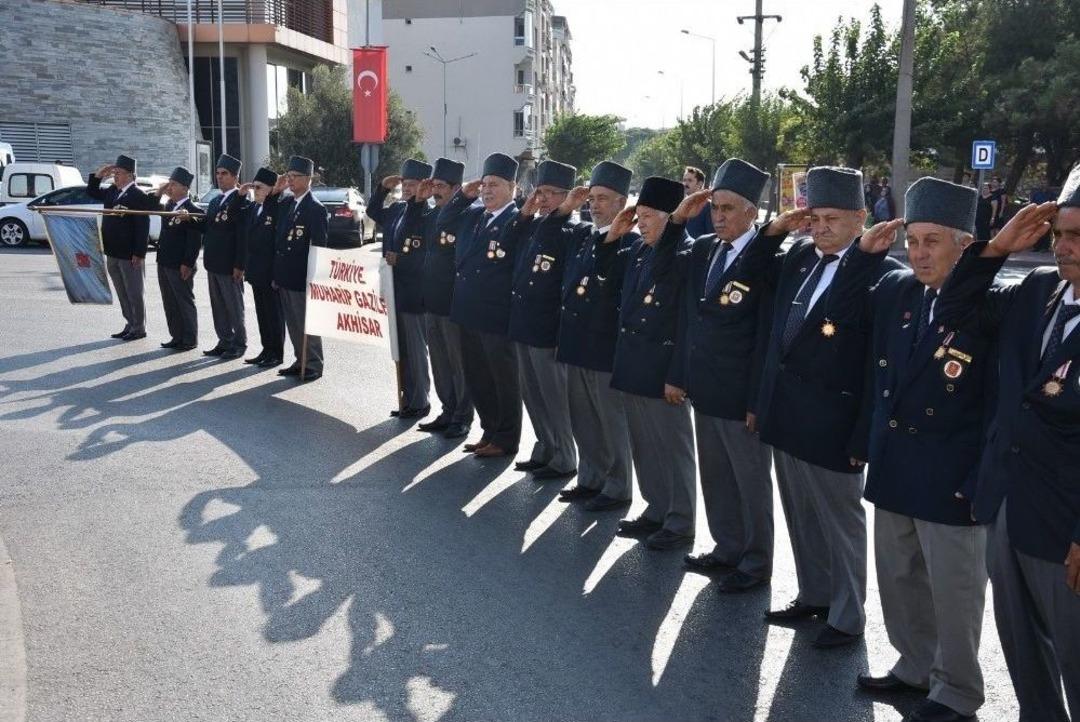Manisa&rsquo;nın İl&ccedil;elerinde &lsquo;zafer&rsquo; Coşkusu