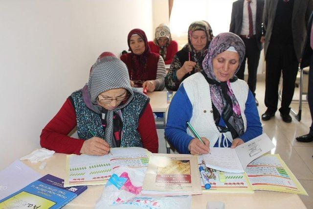 Görele’de Okuma Yazma Öğrenene Ev Eşyası Hediye