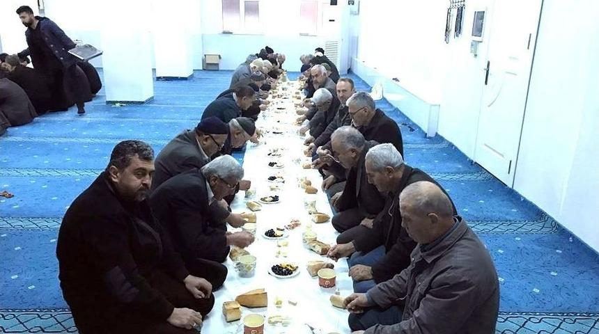 Sabah Namazı Sonrası Camide Kahvaltı