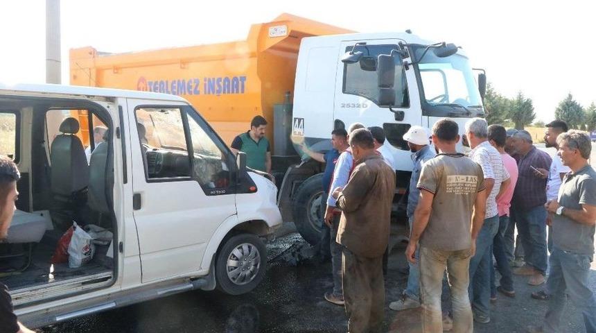 Hafriyat Kamyonu İle İşçi Servisi Çarpıştı: 5 Yaralı
