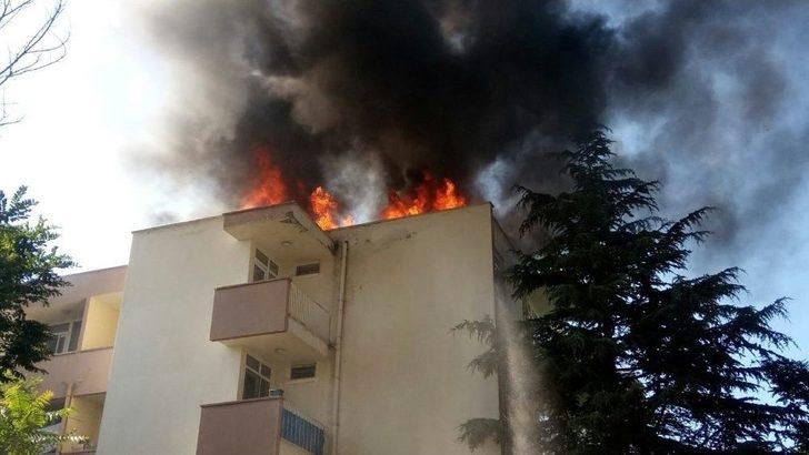 Zift Kağıtlarının Tutuştuğu Çatıda Yangın Çıktı G3