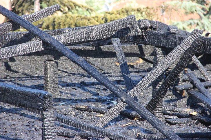 Zift Kağıtlarının Tutuştuğu Çatıda Yangın Çıktı G5