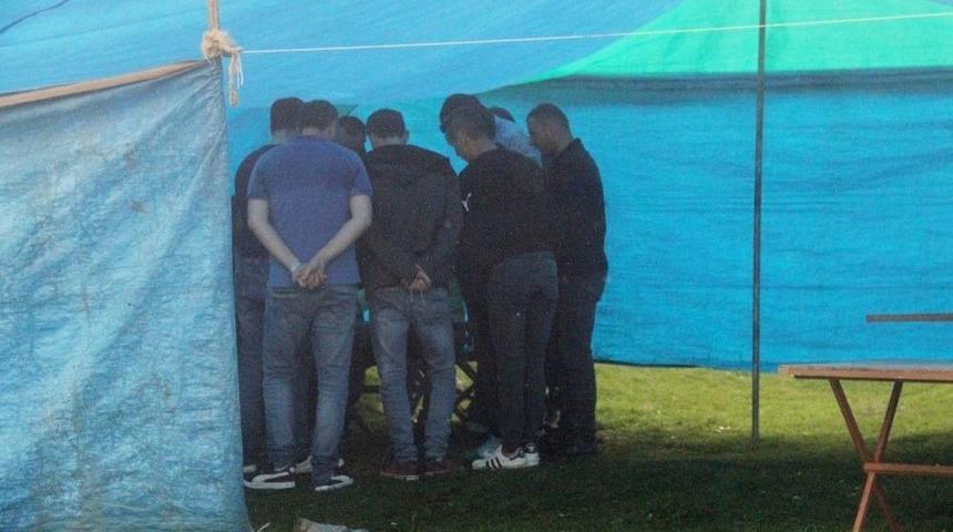 Şenliği Fırsat Bilen Kumarcılar Kumar Çadırı Kurdu