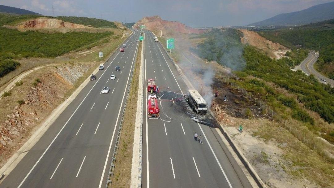 Otoyolda Otob&uuml;s Alev Alev Yandı
