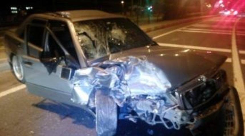 Alkoll&uuml; S&uuml;r&uuml;c&uuml;, Ehliyetsiz S&uuml;r&uuml;c&uuml;ye &Ccedil;arptı: 2 Yaralı