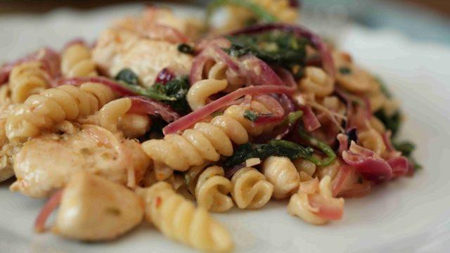 Tek Tencerede Makarna Tavuk